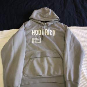 Hoodrich hoodie storlek XS byxor storlek S men lite tajts för 399kr men pris kan diskuteras 