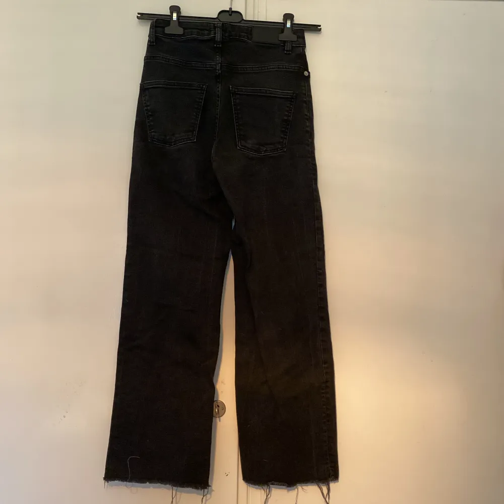 Svarta breda jeans från lager 157. Knappt använda och inga skador.  Vid frågor skicka pm, köparen står för frakten🫶🏻. Jeans & Byxor.