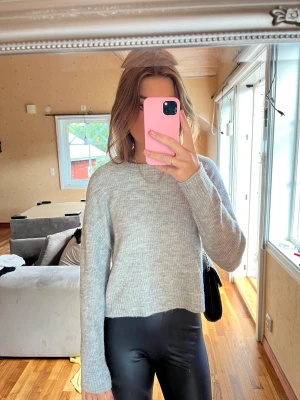 Grå stickad tröja  - Fin stickad tröja från hm 