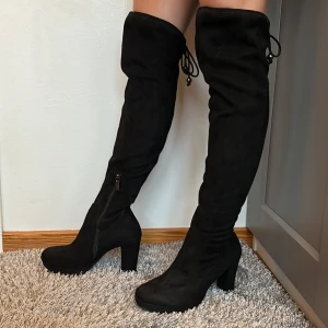 Högklackade stövlar  - Högklackade stövlar från Tamaris, köpte de för 1000kr🖤Mocka material, snörning där bak så stövlarna håller sig uppe, drag kedja på sidan.🍁🍂 Knappt använda, väldigt sköna🍁frakt tillkommer, inga returer