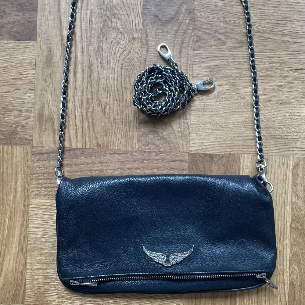 Säljer min superfina Zadig Voltaire väska. ❤️ Modell ”Rock Swing Your Wings Clutch”.  Både lång och kort kedja tillkommer (långt 117 cm, kort 70 cm)  Köpt för 3 265 kr 🥰. Väskor.