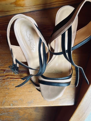 Sofie bly skor  - Så snygga Sofie bly skor som dessvärre inte används tillräckligt för att få bo kvar. Älskar dem, sköna att gå i, sitter som en smäck på foten och är i läder. Inte ingångna, använda en gång. 