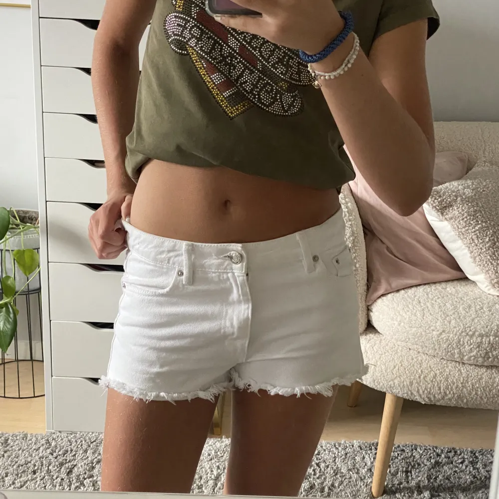 Säljer dessa vita lågmidjade shorts från Iza & Elle collection med Gina tricot från förra året.  Storlek 146 men passar på mig som brukar bära 32/xs. . Shorts.