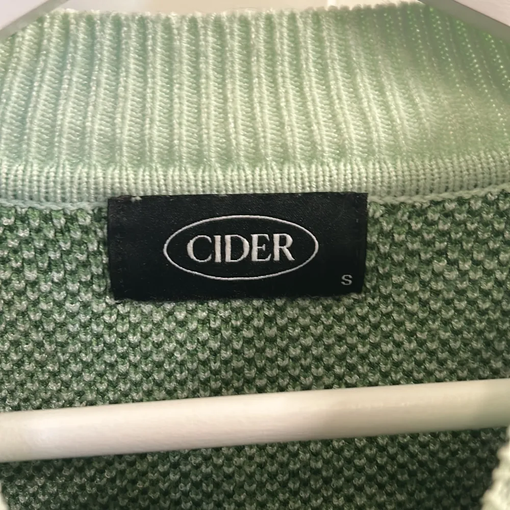 En jätteskön grön tröja från Cider i storlek S. . Tröjor & Koftor.