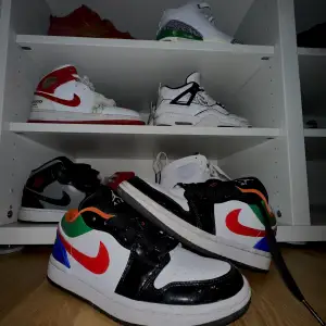 Låga Jordan 1 som jag köpte 2020, men inte använt på grund av att de är för små tyvärr. Modellen kallas Jordan 1 Multicolor Black Toe. Nytt skick och jag kommer tvätta dem ännu en gång innnan jag skickar.