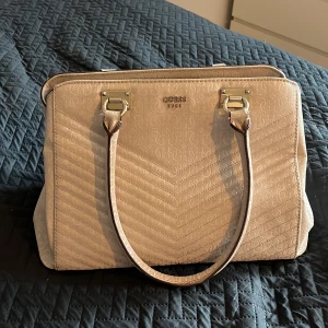 Väska - Nu säljer jag min fina guess väska pga inte kommit till användning. Väskan är i fint skick och mycket rymlig💓
