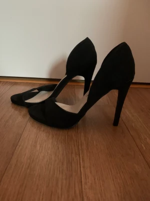 Klackar - Finns två par i samma Model ett par är storlek 37 och den ena paret är storlek 40. Pris kan diskuteras. 