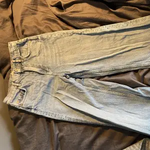 Ljusblå jeans i stl 32. Bra skick, men säljer då de är lite för långa för mig. 