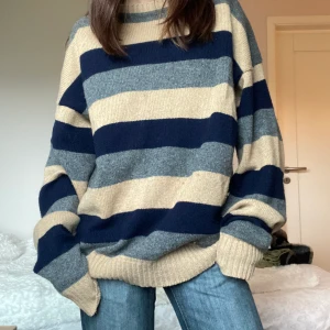 vintage sweater - jättegullig sweater/pullover perfekt inför hösten! köpt på beyond retro för ca 2 år sen, sitter oversized på mig som brukar ha xs-s