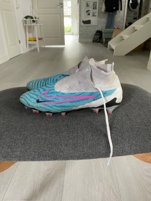 Nike fotbollsskor phantom GX elite DF - Nypris 3449 kr. Mitt pris är 1700 kr. Skorna är i 9/10 skick bara lite smutsiga. Pris kan sänkas vid snabb affär