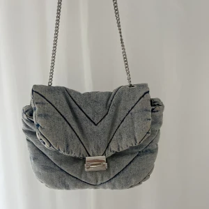 Väska  - Jättefin väska i jeanstyg från Zara. Jättebra skick💙