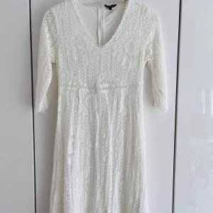 White lace dress, from Happy Holly, size 36, about 1 meter long. In very good condition. 