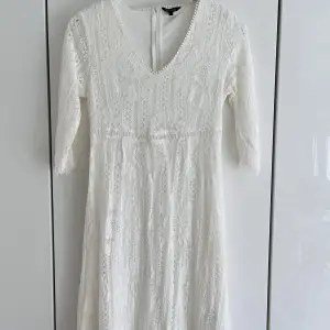 White lace dress, from Happy Holly, size 36, about 1 meter long. In very good condition. 