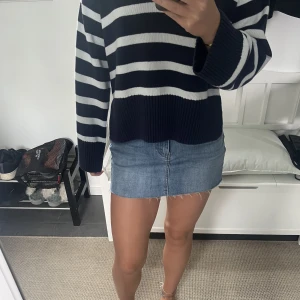Jeanskjol - En superfin jeanskjol från Chloe London. Aldrig använt. Köpt för 500kr, säljer för 200kr + frakt. 