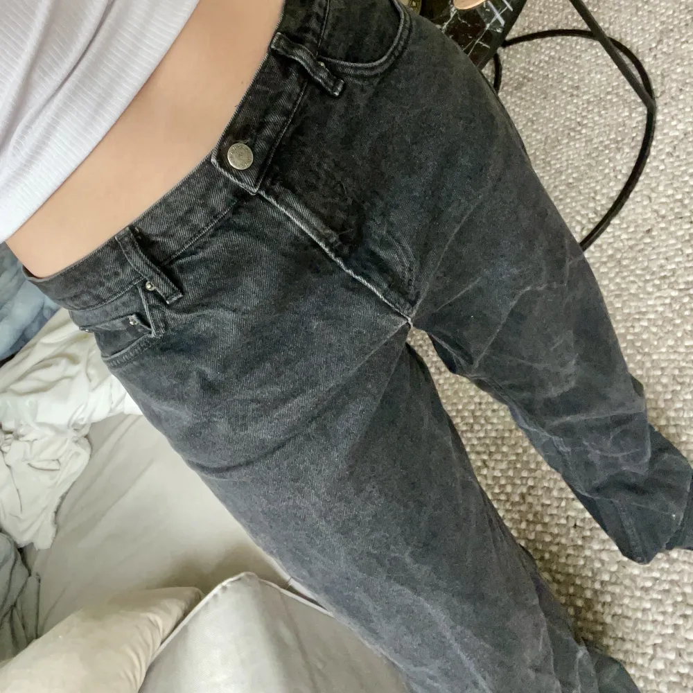 Snygga vida jeans som tyvärr är för stora för mig. Midwaist. Jeans & Byxor.