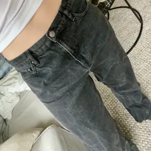 Snygga vida jeans som tyvärr är för stora för mig. Midwaist