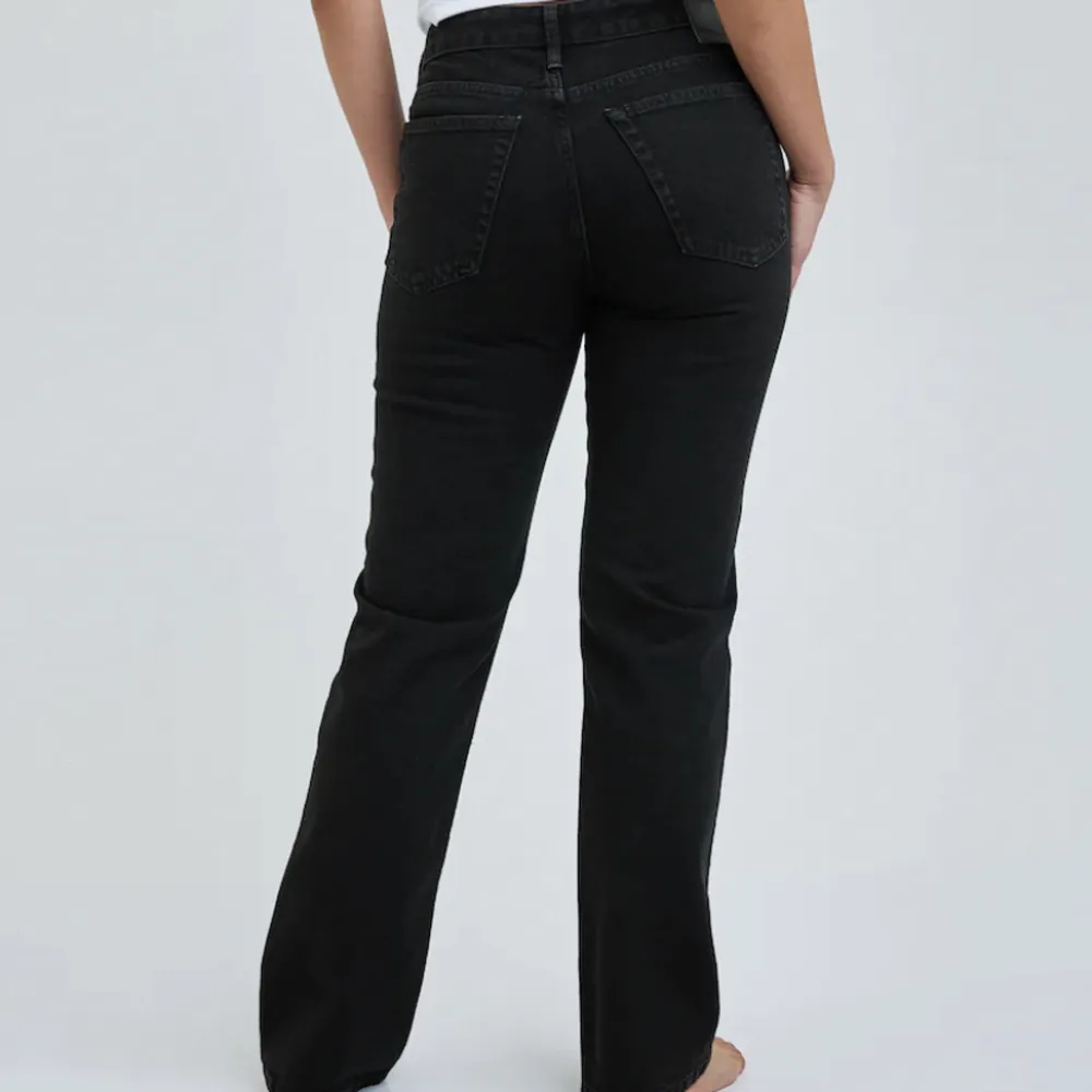 Lågmidjade raka jeans från Bikbok. Storlek - waist 25 - length 32. Nypris - 699 kr. Söker pga för små🫶🏼. Jeans & Byxor.
