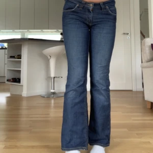 Lågmidjade jeans - Säljer dessa Lee jeans då jag har för många i samma färg som dessa, jätte fint skick, jag är 167💕💕