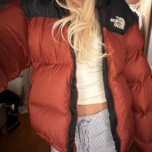 Tnf jacka - Tnf jacka i tegelrött. Herrstorlek M. Nyskick förutom sminkfläckar på kragen, går bort men e för lat för o fixa😵