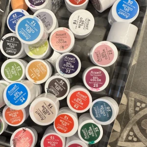 Olika gele färger i alla - Perfekt för staming och måla och frans naglar.  Allt för 170 kr