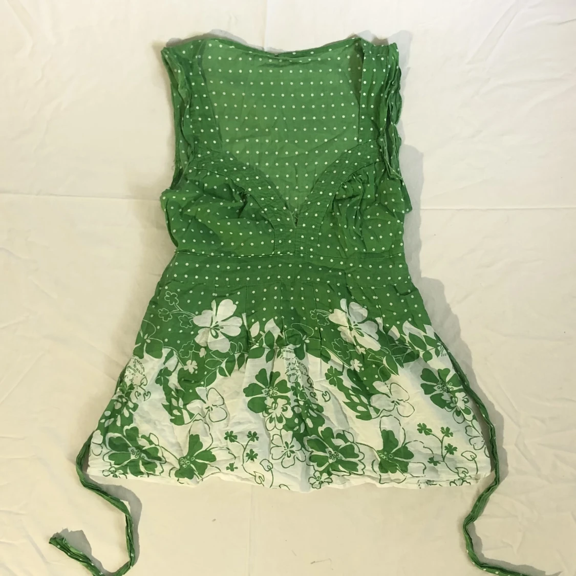 Grön topp med knytning