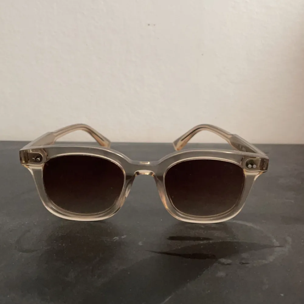 Ett par 02 Chimi glasögon som köptes i början av sommaren, men som inte kommer till användning längre. Därav säljs de. Glasögon är i ett gott skick. Vid frågor eller funderingar är det bara att höra av sig.. Accessoarer.