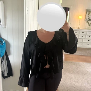 Blus boohoo - Aldrig använd. Prislapp kvar Jag är en 46/48 i storlek