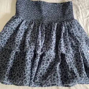 Fin kjol som köptes på Plick för två år sedan ish. Säljer då jag inte har någon användning av den. Kjol är i gott skick❤️