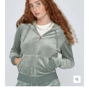 Juciy coutore  - Säljer denna juciy coutore koftan, fick den i vintras knappt använt den Max 4-5 gånger. Den är i jätte bra skick och fortfarande i samma material som nyköpt. 