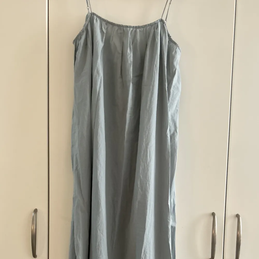 Säljer nu denna fantastiska klänning ifrån H&M som är helt oanvänd🤍Klänningen är helt slutsåld på hemsidan så finns inte längre att få tag i. Köptes för 349 kr men säljer för 70 vid snabb affär. Klänningar.