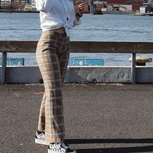 Rutiga vintage kostymbyxor  - Ett tidigare second hand-köp med rutmönster inspirerat av burberry. Mycket bra skick fortfarande,men säljer då det inte längre är min storlek. 🌼✨️ Hämtas i Göteborg, om det inte skickas.