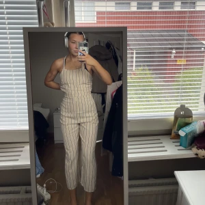 Jumpsuit - Jumpsuit i storlek S VÄLDIGT LITEN I STORLEK!!! Jätteliten på mig därav kan ej knäppa den på sista bilden 🤎