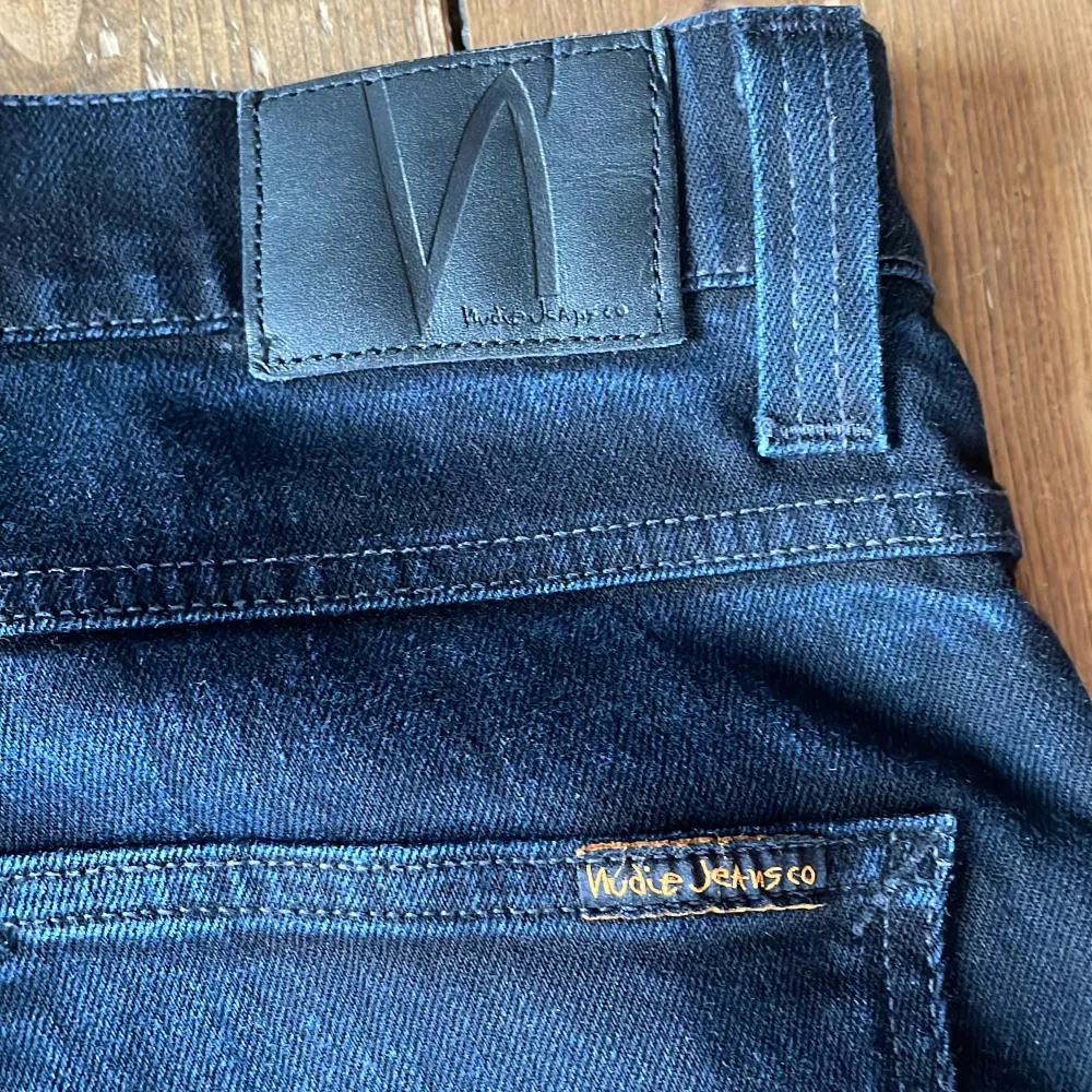 Nudie jeans i mörkblå/svart. Bra skick. . Jeans & Byxor.