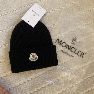 Moncler mössa - Jättesnygg och passar både män och kvinnor. Oanvänd och i helt ny skick! Påsen följer även med :)
