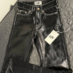 Eytys byxa ” orion tar black” - Hej tänker nu sälja mina as balla eytys byxor då dom tyvärr inte passar mig och där heller inte kommer till någon användning! Byxorna är knappast använda! 10/10 i skick. Ny pris 2200