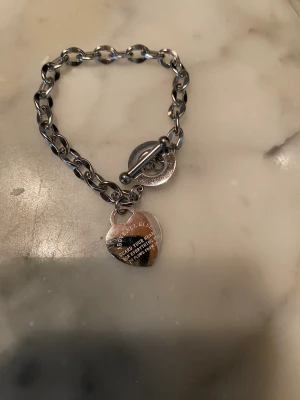 Armband oanvänt  - Helt nytt armband i stål passar upp till 20cm