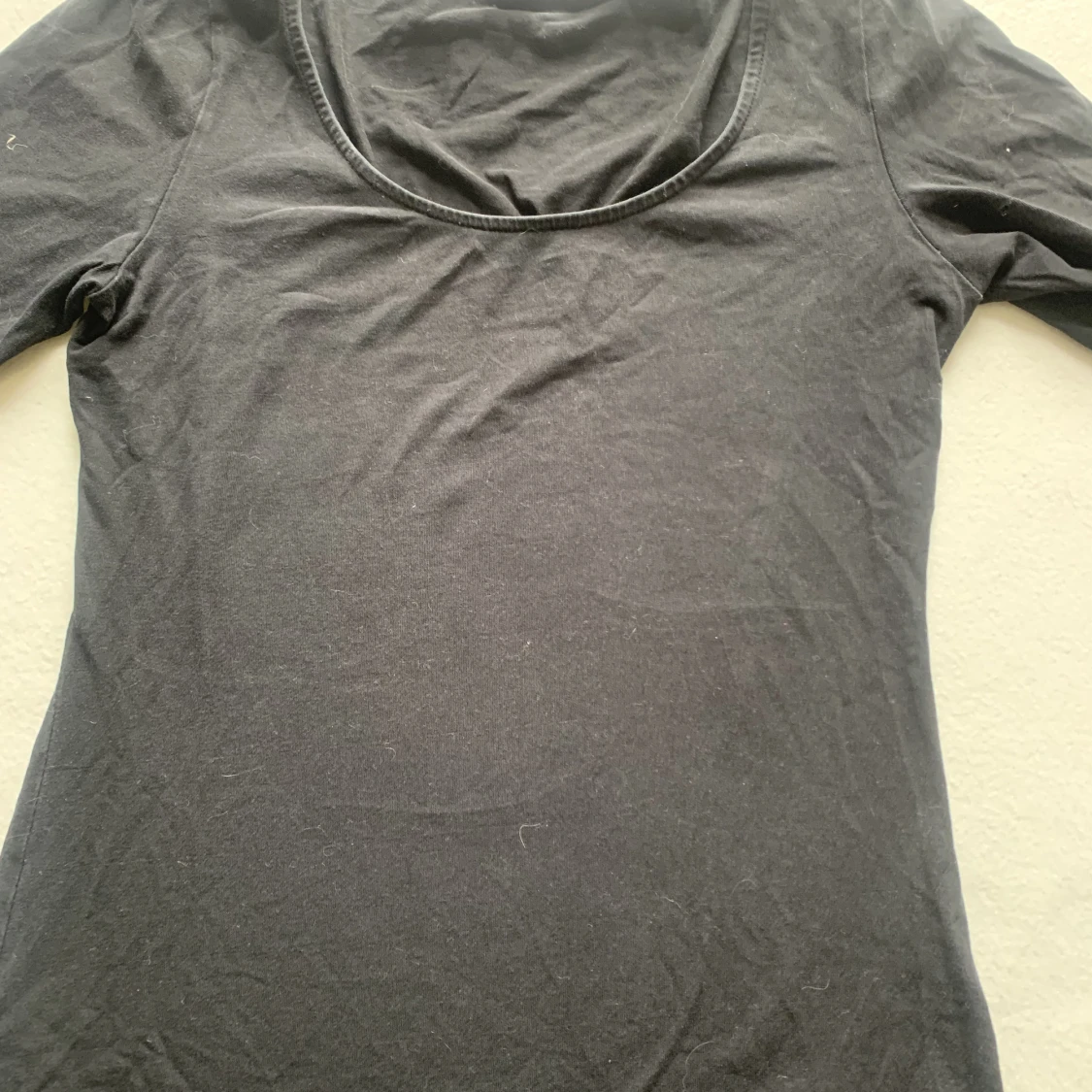 Svart enkel långärmad tröja