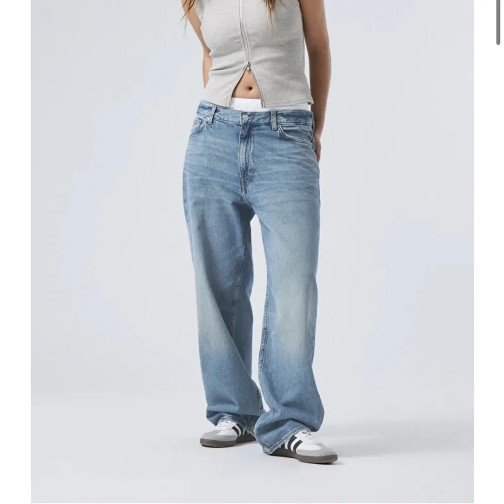 Jeans från weekday i modellen rail. Snygga och sköna, mid rise, perfekta till hösten.. Jeans & Byxor.
