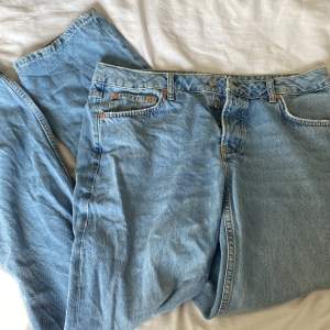 Snygga blåa jeans köpta för några månader sen💕säljer dem då de aldrig har kommit till användning! Jeansen är lowwaisted i strl L!