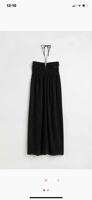 svart klänning - Svart oanvänd klänning från Hm i storlek S. Bild 2 visar bara  hur den sitter på. 150kr