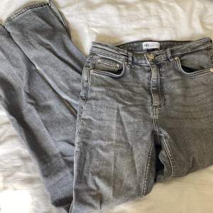 Gråa jeans med slits nere vid benen (skriv för fler bilder)💕har behövt sytt (se bild 3) men inget som syns vid användning, annars är det inga synliga tecken på att de är använda!