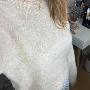 Mohair-tröja - Säljer min jättefina tröja i mohair blandning😘Den är i storlek M men skulle säga att den passar S lika bra! Använd ett fåtal gånger🫶🏼Skriv om ni vill ha fler bilder 