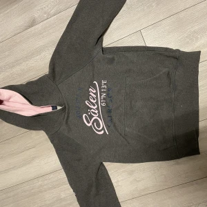 Sälen hoodie  - Säljer en mörk grå sälen hoodie. Köpt i sälen för 699. Mitt pris 299. Priset går att diskutera💕 köpare står för frakt. Hör av er vid funderingar🤗💕