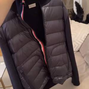 Säljer moncler cardigan marinblå. Storlek XL passar L.  Cond 9/10 