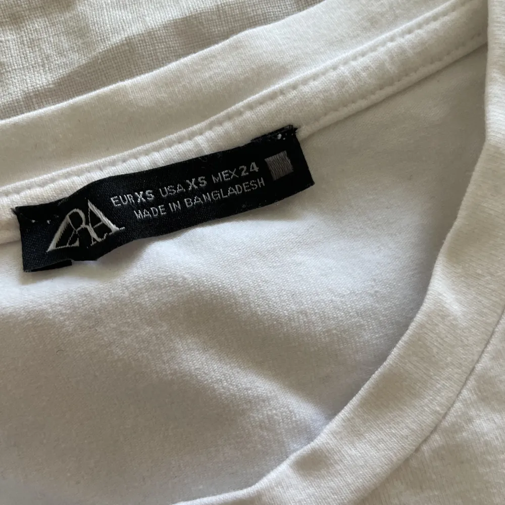 Säljer vit magtröja från zara💘Aldrig använd endast testad!. T-shirts.