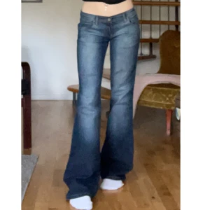 Lågmidjade bootcut jeans - Så fina lågmidjade bootcut jeans. Innerbenslängd: ca 85cm midjemått:ca 36. De är även ganska stretchiga, så hade kanske passat en liten 36a. Köp sker via ”köp nu”🙌🏻