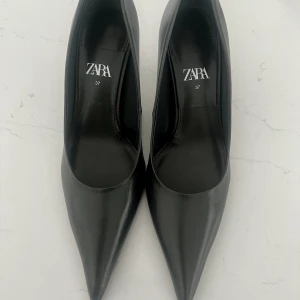 Zara skor  - Skor från zara i mörk grå färg. Snygga med lång spets. Använda en gång. Nyskick. 