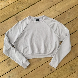 Nike crop topp tröja strl xs/s Just do it!  - Väldigt fint skick , passar xs\s .  Ljus ljus syren lila färg 