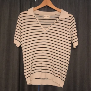 V-ringad topp - Fin topp från Lindex i stretchigt stickat tyg utan defekter. Använd ett fåtal gånger. Storleken är XS men eftersom tyget är så stretchigt passar det även för S/M. Har inte kvittot kvar och tröjan finns inte kvar på Lindex hemsida så pris kan diskuteras! 