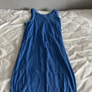jätte snygg blå klänning för lång för mig tyvärr och inte riktigt min färg men annars super snygg endast testad 